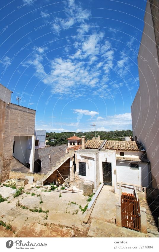 Hinterhof Cala Figuera Himmel Wolken Sommer Schönes Wetter Fischerdorf Kleinstadt Haus Mauer Wand Dach alt Häusliches Leben einfach hell trist blau weiß