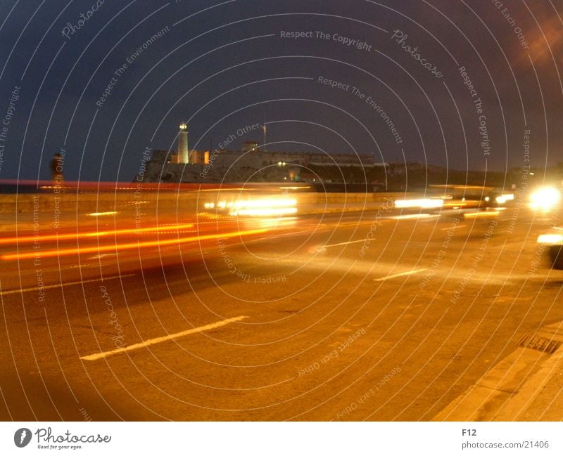 Kuba Malecon El Malecón Nacht Leuchtturm Bewegungsunschärfe Langzeitbelichtung dunkel Meer Bremslicht orange PKW Himmel Scheinwerfer