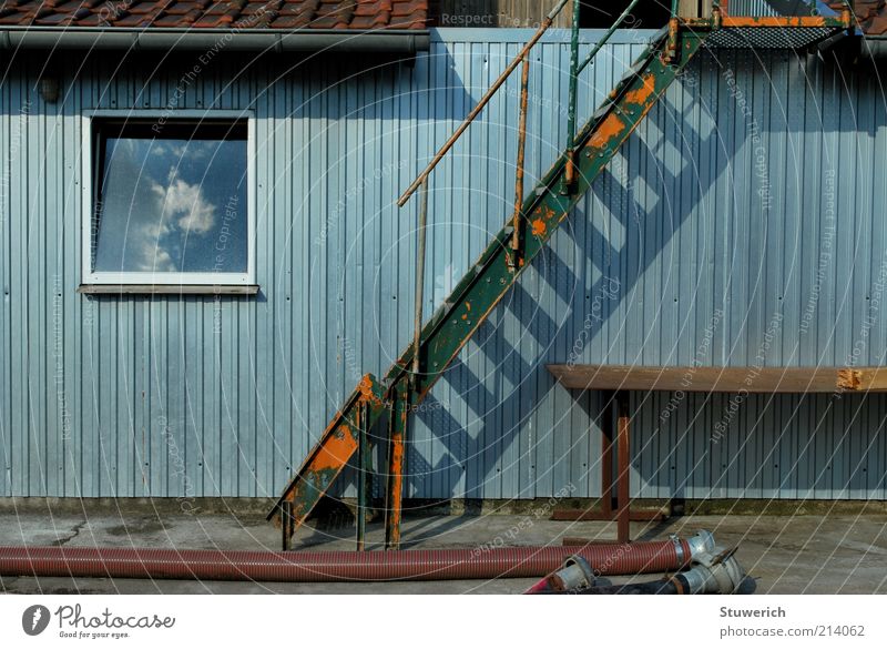 Bildinbild Sommer Bauwerk Mauer Wand Treppe Fassade Fenster Dach Dachrinne Stein Beton Glas Metall Stahl Rost authentisch blau schön ästhetisch stagnierend