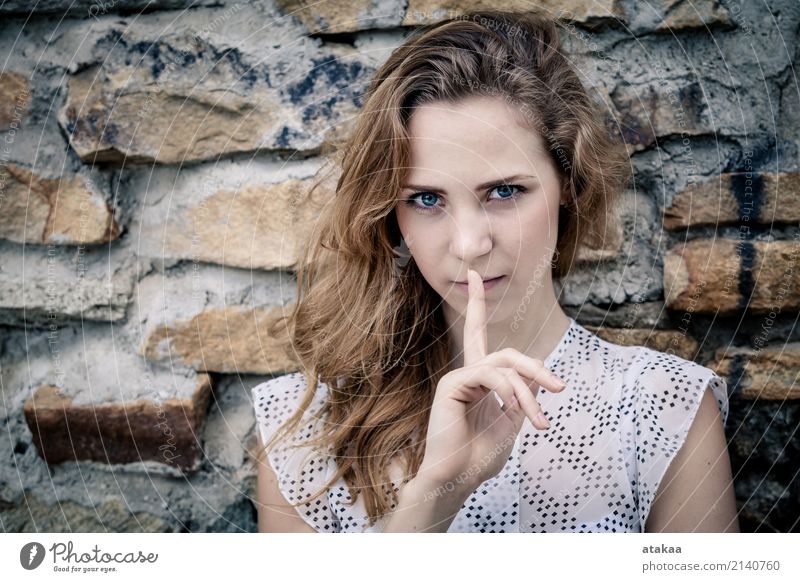 Portrait eines schönen jungen Mädchens, das nahe der Wand steht Lifestyle Freude Glück Gesicht Erholung Freizeit & Hobby Freiheit Sommer Sonne Mensch Frau