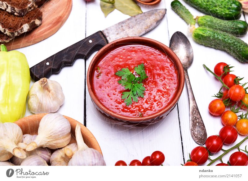 Suppe aus frischem Gemüse Gazpacho Brot Eintopf Kräuter & Gewürze Ernährung Mittagessen Abendessen Vegetarische Ernährung Diät Teller Messer Löffel Tisch Küche