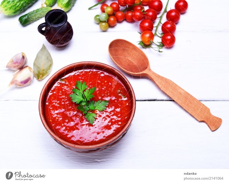 Suppe Gazpacho in einer braunen Platte Gemüse Eintopf Kräuter & Gewürze Ernährung Mittagessen Abendessen Vegetarische Ernährung Diät Teller Löffel Sommer Tisch