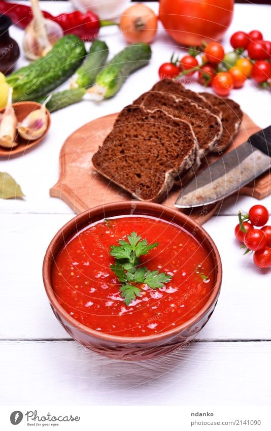 Suppe Gazpacho in einer braunen Platte Gemüse Brot Eintopf Kräuter & Gewürze Ernährung Mittagessen Abendessen Vegetarische Ernährung Diät Teller Tisch Küche