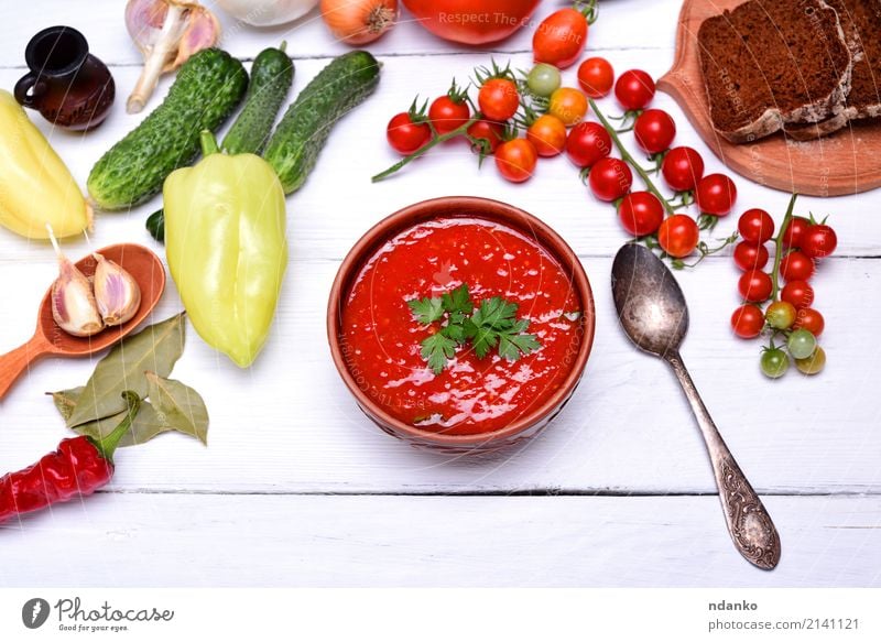 Suppe Gazpacho in einer braunen keramischen Platte Gemüse Brot Eintopf Kräuter & Gewürze Ernährung Mittagessen Abendessen Vegetarische Ernährung Diät Teller