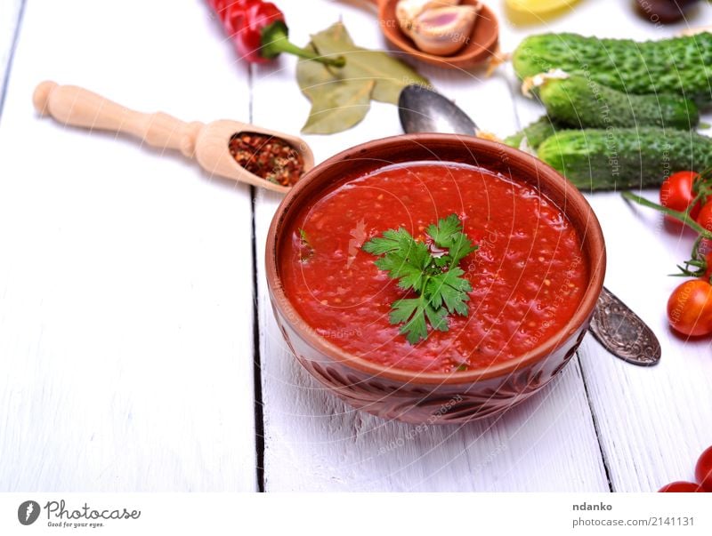 Kalte Gazpacho-Suppe Gemüse Eintopf Kräuter & Gewürze Ernährung Mittagessen Abendessen Vegetarische Ernährung Diät Teller Löffel Tisch Küche Holz dick frisch