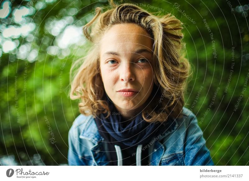 blick Lifestyle feminin Junge Frau Jugendliche Erwachsene Kopf Haare & Frisuren Natur Wald Pullover Jacke langhaarig Gefühle Berlin bilderberg Fotografie