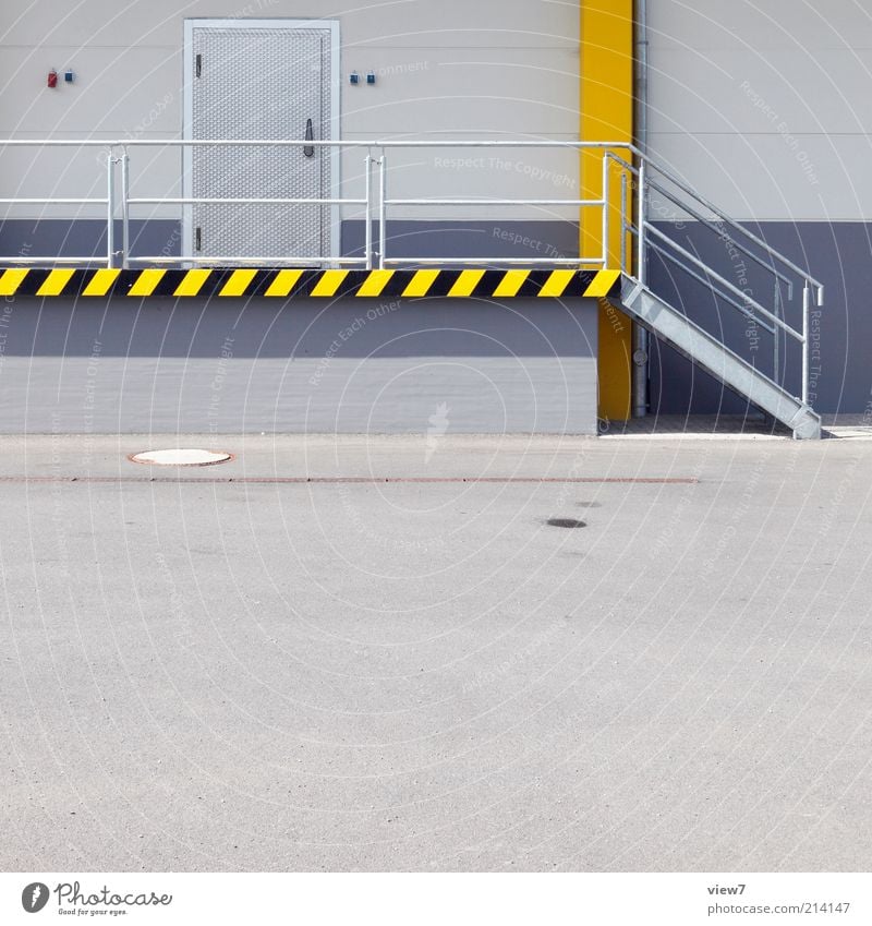 Kühlhalle Handel Güterverkehr & Logistik Haus Platz Bauwerk Mauer Wand Treppe Fassade Tür Beton Schilder & Markierungen authentisch eckig einfach gut neu