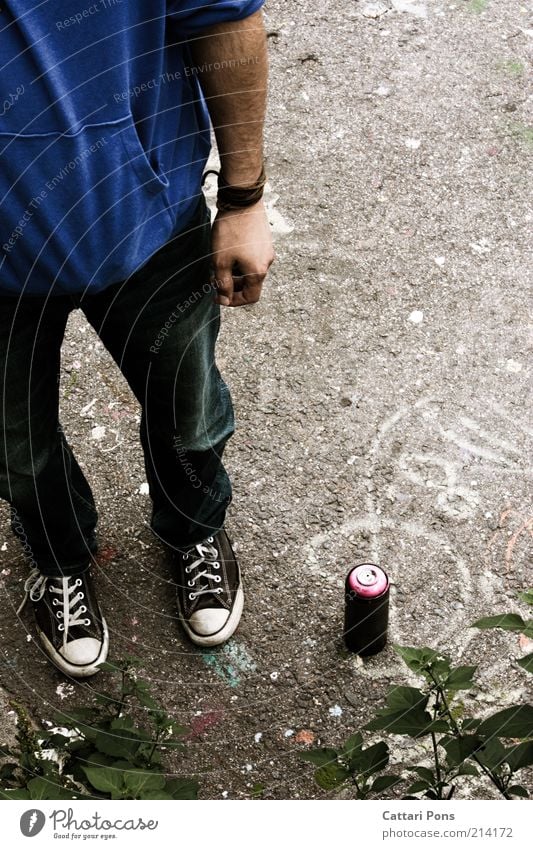 bei der Arbeit... maskulin Junger Mann Jugendliche 1 Mensch Künstler stehen Farbfoto Außenaufnahme Textfreiraum rechts Tag Tagger Farbdose Vogelperspektive