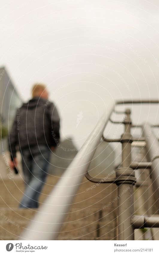 Der Aufstieg Mensch maskulin Mann Erwachsene 1 Treppe Metall Stahl Bewegung gehen Farbfoto Gedeckte Farben Außenaufnahme Detailaufnahme Textfreiraum oben Tag