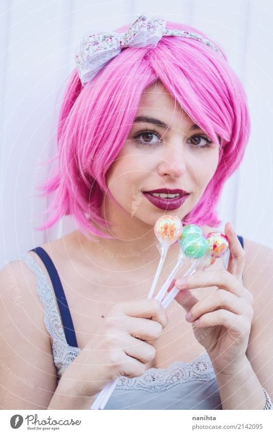 Junge Frau mit dem rosa Haar hält bunte Lutscher Süßwaren Lollipop Stil schön Mensch feminin Jugendliche 1 18-30 Jahre Erwachsene Haarband Haare & Frisuren