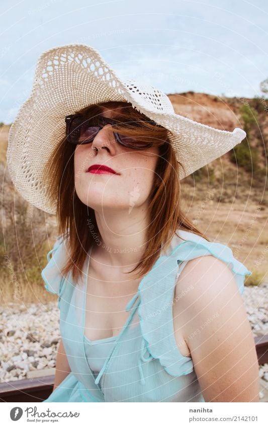 Junge Frau mit Sonnenbrille an einem Sommertag Lifestyle elegant Stil schön Haare & Frisuren Haut Gesicht Wellness Erholung Ferien & Urlaub & Reisen Tourismus