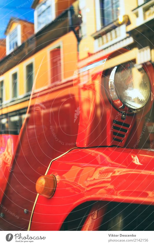 Roter Bewegungsroller in der Stadtreflexion Stil Design Ferien & Urlaub & Reisen Haus Motor Kultur Park Ostsee Gebäude Architektur Verkehr Straße Fahrzeug