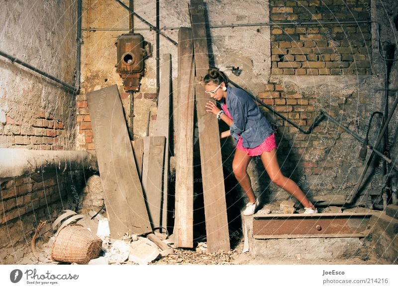 lehrjahre... Lifestyle schön Keller Arbeit & Erwerbstätigkeit Baustelle Handwerk Junge Frau Jugendliche Erwachsene Leben Mode Hemd Accessoire Brille Coolness