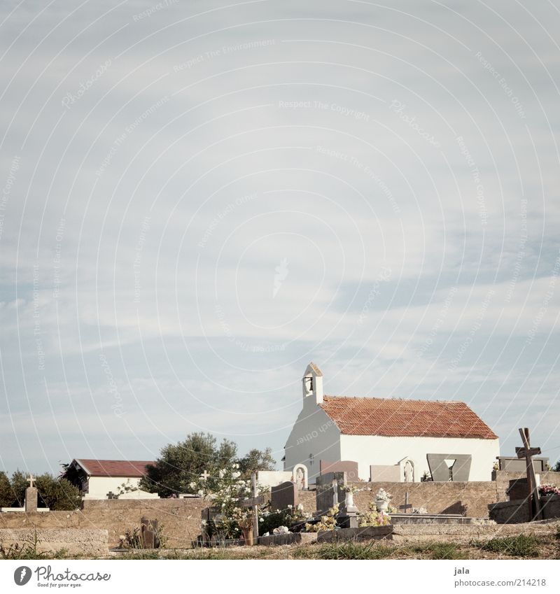 and the wind blows... Himmel Pflanze Baum Kroatien Dorf Haus Kirche Bauwerk Gebäude Grab Friedhof Kreuz Grabstein Farbfoto Außenaufnahme Menschenleer