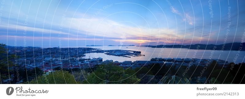 Landschaft der Stadt von Vigo bei Sonnenuntergang Umwelt Wasser Himmel Wolken Sonnenaufgang Sonnenlicht Frühling Sommer Schönes Wetter Baum Küste Bucht Meer