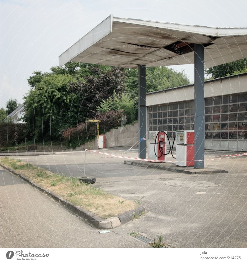 alles super! Himmel Baum Sträucher Industrieanlage Bauwerk Gebäude Architektur alt ästhetisch Tankstelle Zapfsäule Farbfoto Außenaufnahme Menschenleer