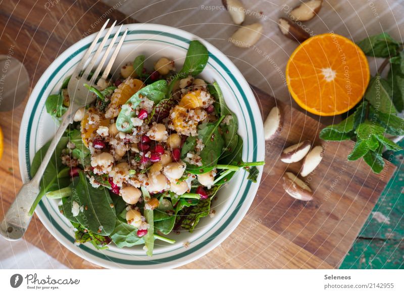 lunchtime Lebensmittel Salat Salatbeilage Frucht Orange Granatapfel Minzeblatt Feldsalat Spinat Kichererbsen Nuss Ernährung Mittagessen Bioprodukte