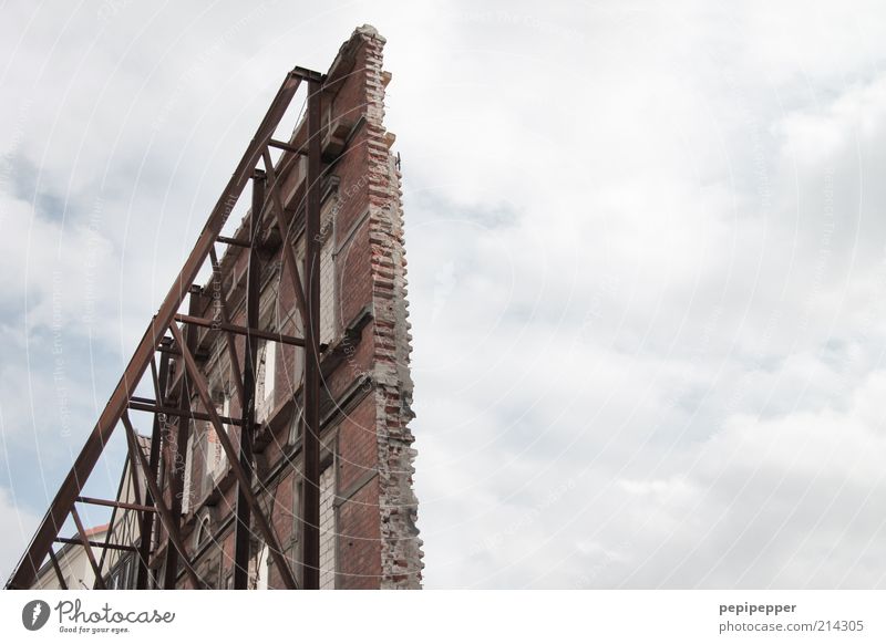 alles nur fassade Baustelle Haus Mauer Wand Fassade Fenster Stein Beton Metall Stahl Rost Backstein alt Arbeit & Erwerbstätigkeit eckig standhaft Verfall