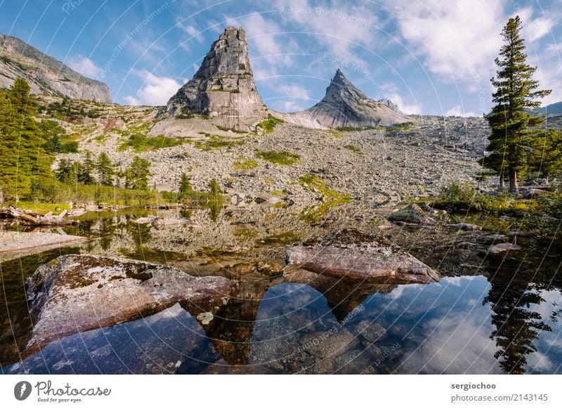 Parabelreflexion Natur Wasser Sommer Schönes Wetter Wald Hügel Felsen Berge u. Gebirge Gipfel See ruhig Gelassenheit Zapfen Baum Stein Steinblock Wolken