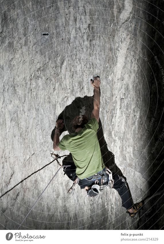 jetzt nur nicht loslassen Mensch maskulin 1 ästhetisch sportlich authentisch Berge u. Gebirge alpin Klettern extrem Muskulatur anstrengen Sport Seil Felsen