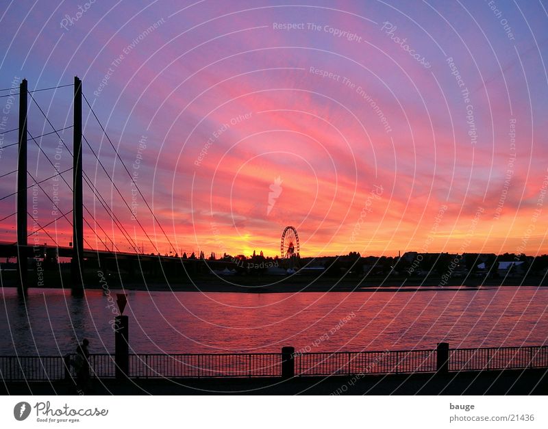 Abendstimmung am Rhein bei Düsseldorf Sonnenuntergang Brücke Abenddämmerung