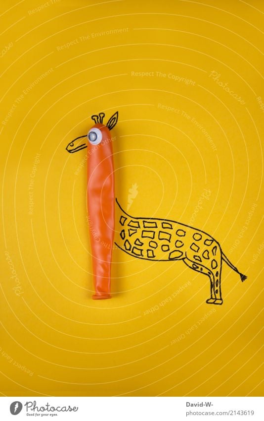 Giraffe Kunst Umwelt Natur Landschaft Sand Sonne Sonnenlicht Sommer Klima Wetter Schönes Wetter Wärme Wüste Tier Wildtier Zoo 1 beobachten groß Hals hoch lustig