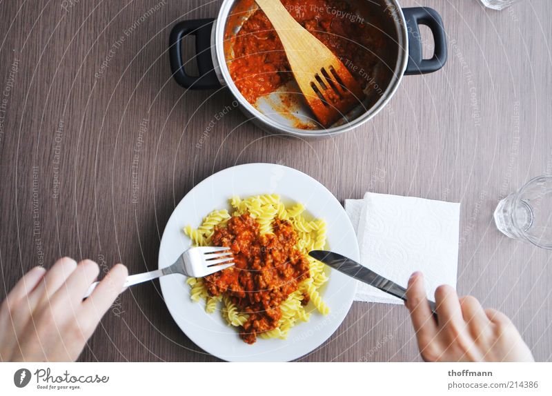 Lekka Bolognesensaucenmatsch Lebensmittel Fleisch Gemüse Saucen Tomate Ketchup Tomatensauce Nudeln Ringelnudeln Serviette Ernährung Essen Mittagessen Abendessen