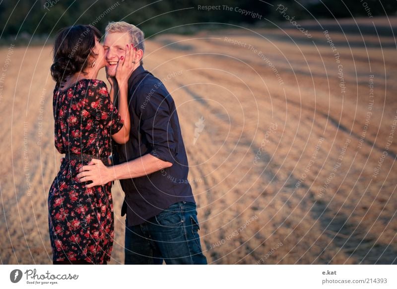 zw.ei Freude Glück Mensch Junge Frau Jugendliche Junger Mann Paar Leben 2 18-30 Jahre Erwachsene Natur Sonnenlicht Sommer Feld Hemd Kleid Küssen Lächeln Liebe