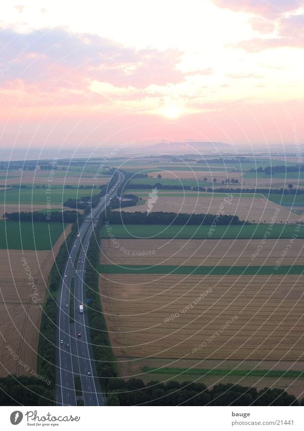 Sonnenaufgang über der Autobahn Niederrhein Braunkohle Getreide Bergbau Stromkraftwerke Nebel Ballonfahrt