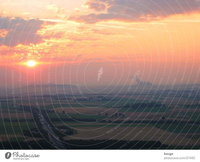 Sonnenaufgang vor Braunkohlekraftwerk Autobahn Morgen Industrie Stromkraftwerke Nebel Rauch Bergbau Morgendämmerung Ballonfahrt Luftaufnahme Sonnenlicht