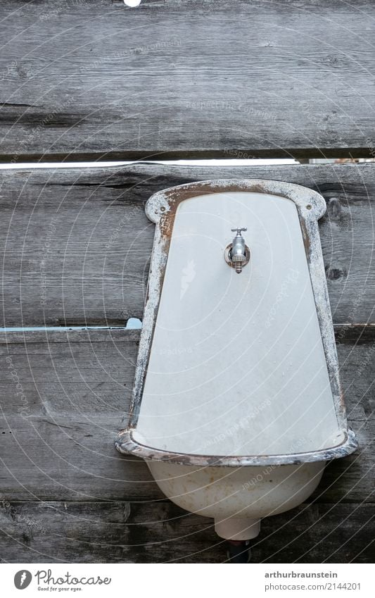 Altes Waschbecken an alter Holzwand Trinkwasser Lifestyle Reichtum Körperpflege Garten Bad Landwirtschaft Forstwirtschaft Handel Umwelt Mauer Wand Wasserhahn