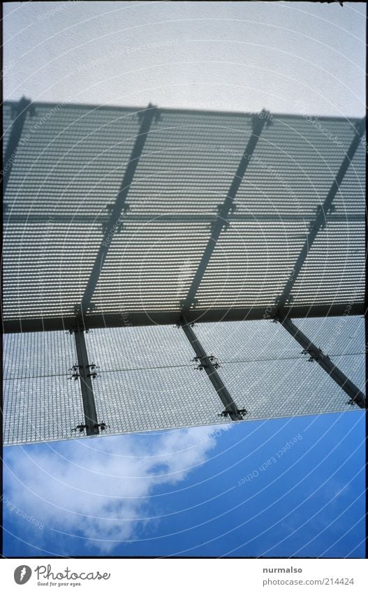 Schattensymmetrie Menschenleer Haus Hochhaus Bauwerk Mauer Wand Fassade Terrasse Dach Vordach leuchten eckig modern trist bizarr skurril Surrealismus Symmetrie