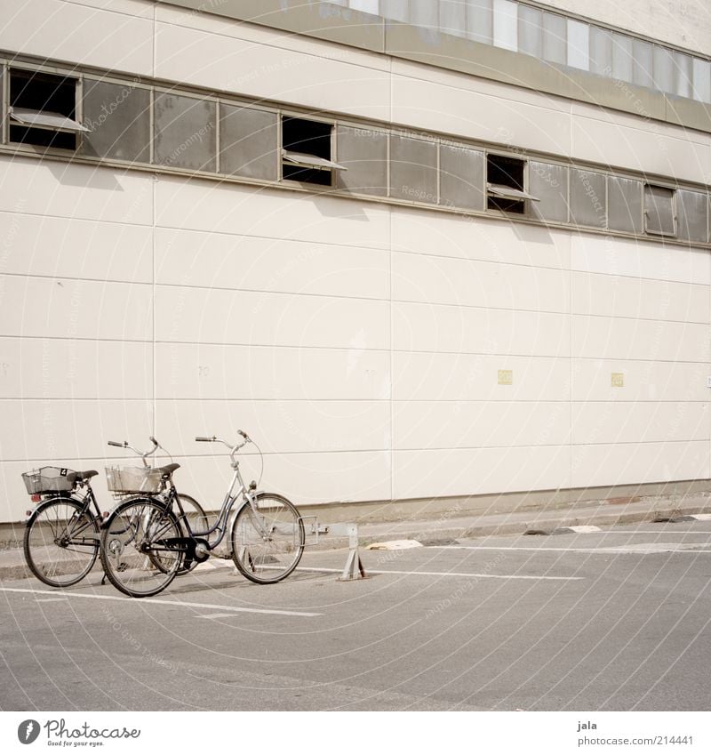 firmenfuhrpark Haus Fabrik Bauwerk Gebäude Architektur Mauer Wand Fassade Fenster Fahrrad trist beige Fahrradständer Parkplatz Farbfoto Außenaufnahme