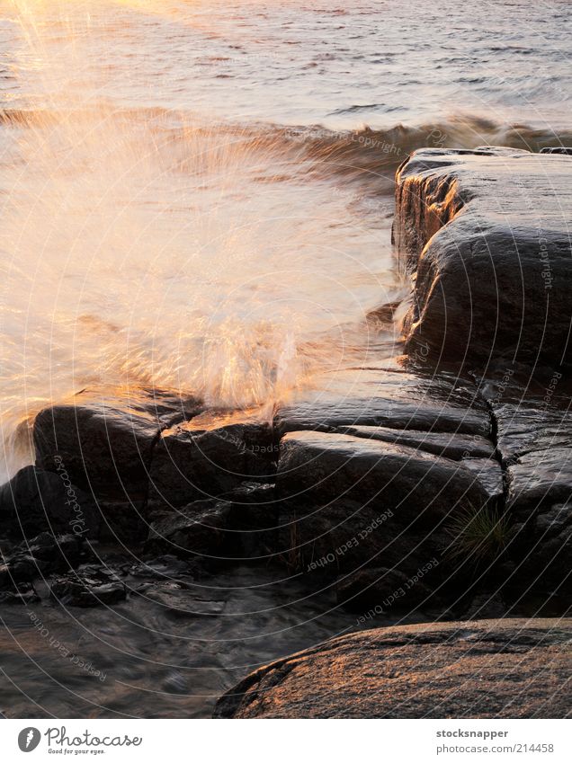 Wellen Finnisch Finnland Küste Felsen Wasser Meer Tropfen sprühen Sprühwasser Licht Inselkette Skandinavien Unwetter Wind nass niemand Landschaft Abend