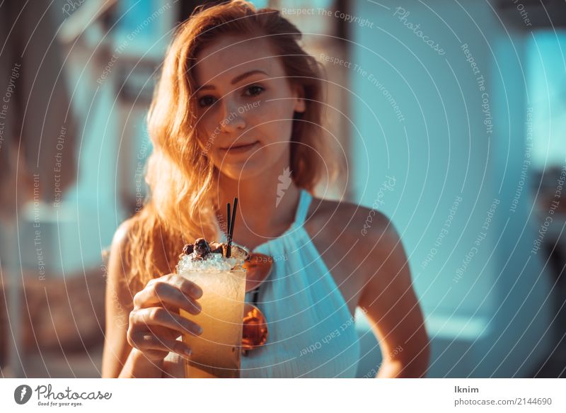 summer drink schön Wellness Leben Zufriedenheit Erholung Sommer Sommerurlaub Sonne feminin Junge Frau Jugendliche 1 Mensch 18-30 Jahre Erwachsene elegant frisch