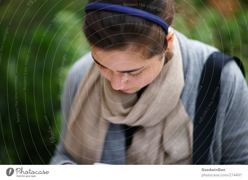 Ich schreibe dir.. III Mensch feminin Junge Frau Jugendliche Erwachsene 1 Mode Bekleidung Pullover Schal Haarreif Haare & Frisuren brünett schön nah Stimmung