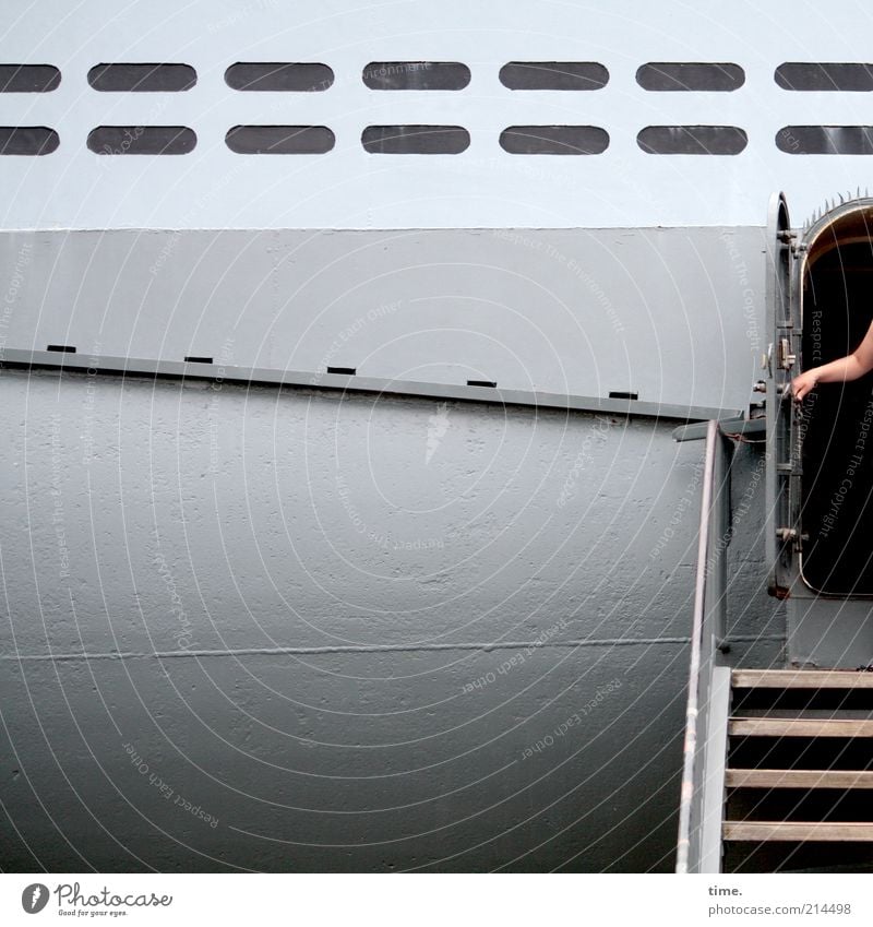 [KI09.1] - Dosenöffner Wasserfahrzeug Marine grau Treppe Hand Tür aufmachen Luke Metall Metallwaren Blech Außenaufnahme Tourismus Schiffsrumpf U-Boot