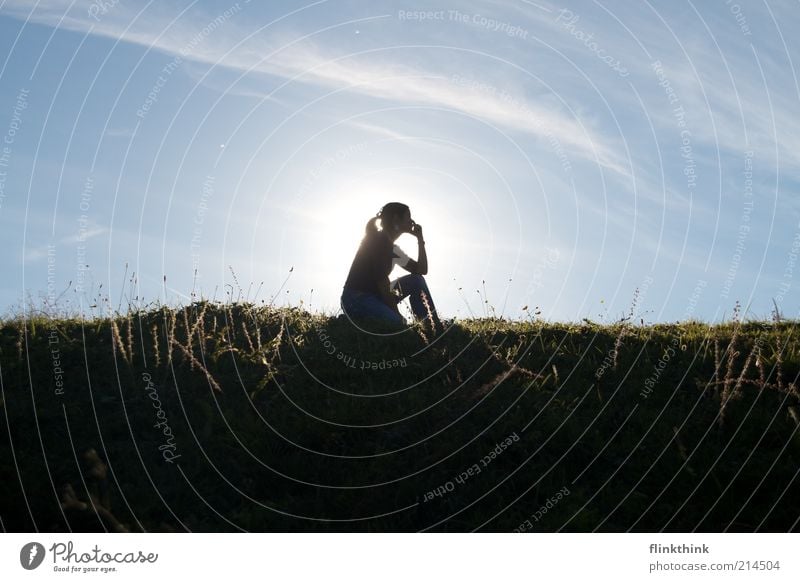 Die Denkerin Sommer Sonne Mensch feminin Junge Frau Jugendliche Erwachsene 1 18-30 Jahre Himmel Schönes Wetter atmen beobachten Denken hocken leuchten sitzen