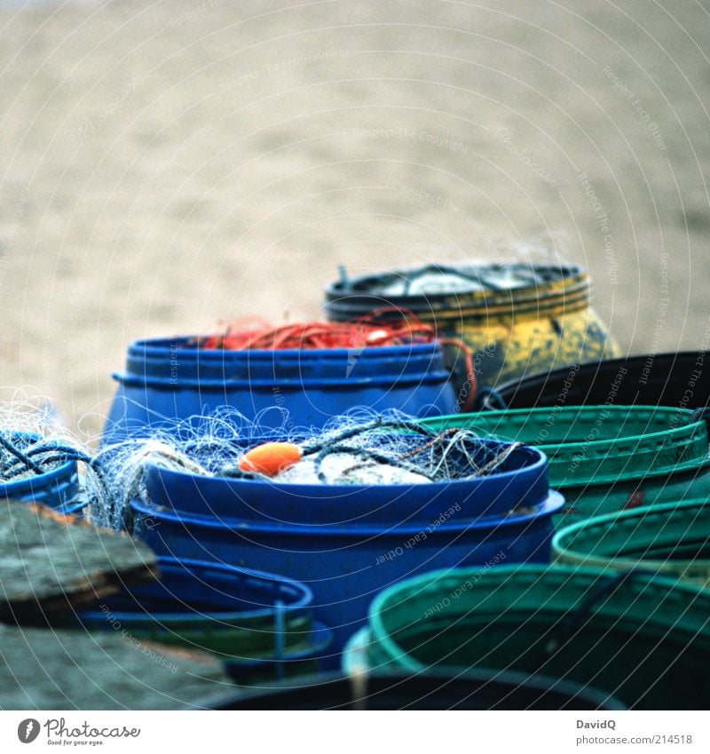 Tonnen Fass Netz Angelschnur blau grün Strand Fischereiwirtschaft Gerät Ordnung sortieren Angeln Fangnetz Farbfoto Außenaufnahme Textfreiraum oben