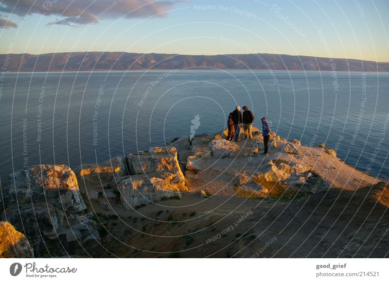 Freiheit. Tourismus Ausflug Mensch maskulin Menschengruppe Umwelt Landschaft Erde Himmel Küste Seeufer Bucht Fjord Gefühle Russland baikal lake baikal baikalsee