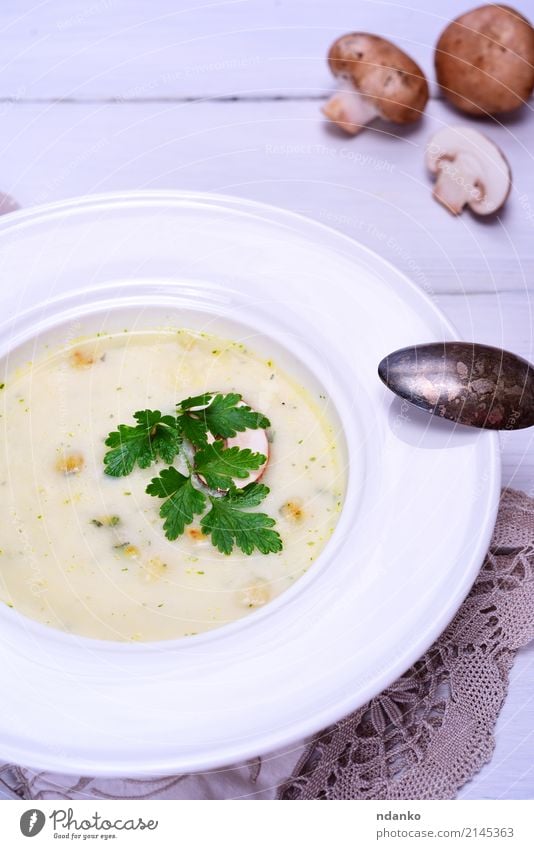 Pilz Suppe Lebensmittel Gemüse Eintopf Abendessen Vegetarische Ernährung Diät Teller Löffel Holz Essen dick frisch heiß oben braun weiß Scheibe Vegane Ernährung