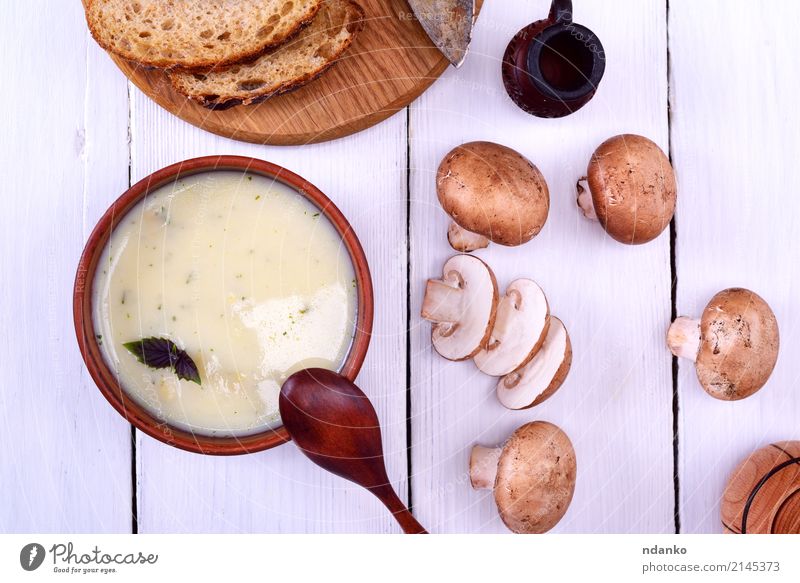 Pilzsuppe mit Champignons Gemüse Brot Suppe Eintopf Abendessen Vegetarische Ernährung Diät Teller Löffel Holz dick frisch heiß oben braun weiß Scheibe