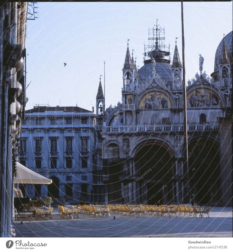 früh. Stadtzentrum Altstadt Bauwerk Gebäude Architektur alt ästhetisch Stimmung Marktplatz Café Farbfoto Außenaufnahme Menschenleer Morgendämmerung Licht