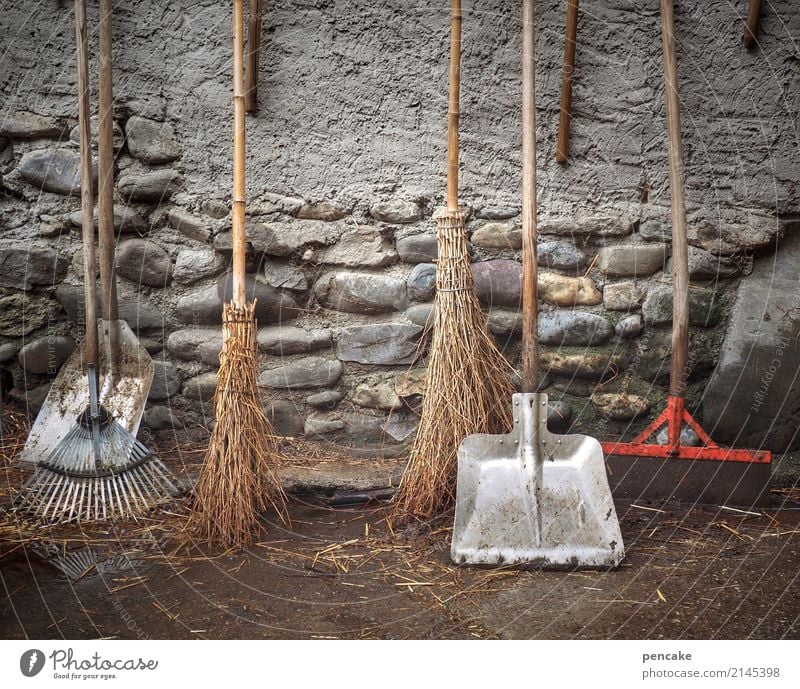 kehrwoche Urelemente Erde Mauer Wand Stein authentisch dreckig Dienstleistungsgewerbe Tradition Besen Schaufel Rechen Landwirtschaftliche Geräte Bauernhof Stroh