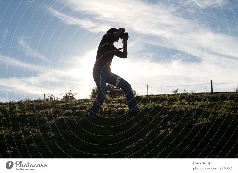 Fotografin in Action Freizeit & Hobby Fotografieren Fotokamera Mensch Frau Erwachsene 1 Umwelt Landschaft Sonne Schönes Wetter Gras Hügel