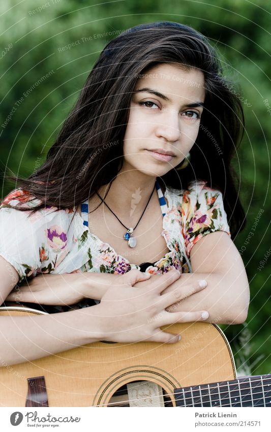 Stella Cruz Lifestyle Musik Mensch feminin Junge Frau Jugendliche Kopf 1 Umwelt Natur Denken genießen Musik hören Blick authentisch Bekanntheit exotisch