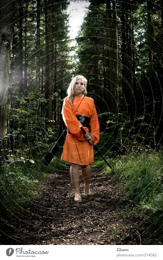 ready to kill bill Kampfsport Karate Mensch feminin Junge Frau Jugendliche 18-30 Jahre Erwachsene Wald Shaolin Kampfanzug blond kämpfen stehen dunkel gruselig