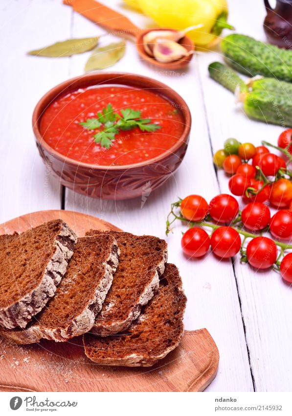 Geschnittenes Roggenbrot auf einem Küchenbrett Gemüse Brot Suppe Eintopf Kräuter & Gewürze Ernährung Mittagessen Abendessen Vegetarische Ernährung Diät Teller