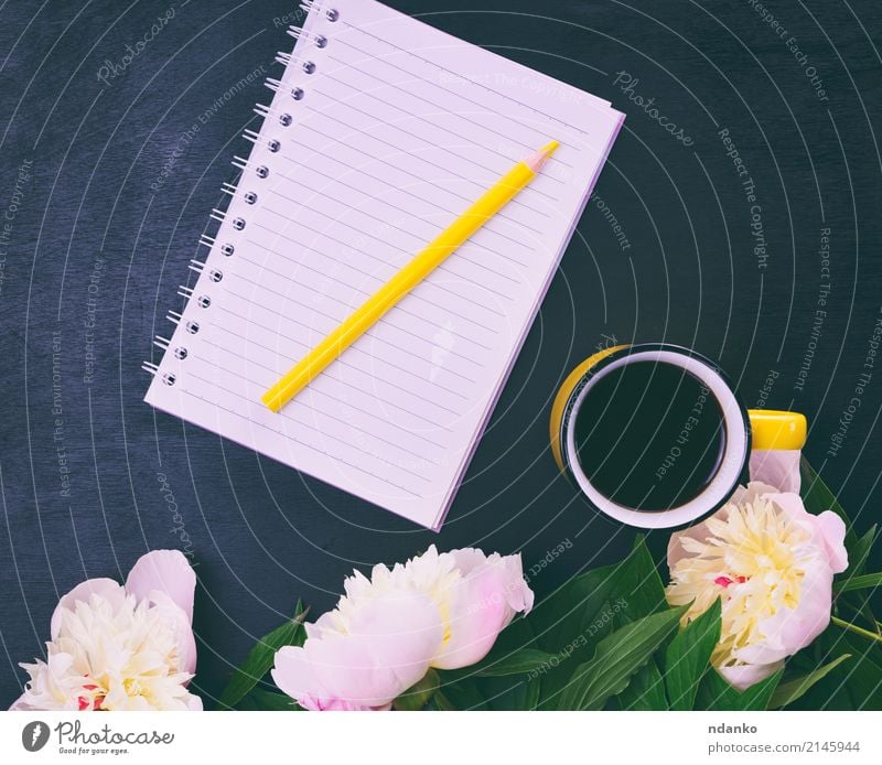 Gelbe Tasse mit Kaffee Kaffeetrinken Getränk Tisch Natur Pflanze Blume Holz heiß hell oben retro gelb rosa schwarz weiß Bleistift Notebook Überstrahlung