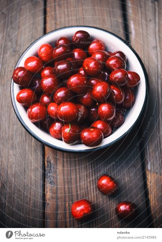 Reife rote Kirsche Frucht Dessert Essen Vegetarische Ernährung Saft Teller Sommer Garten Tisch Holz frisch natürlich oben retro saftig Hintergrund Beeren